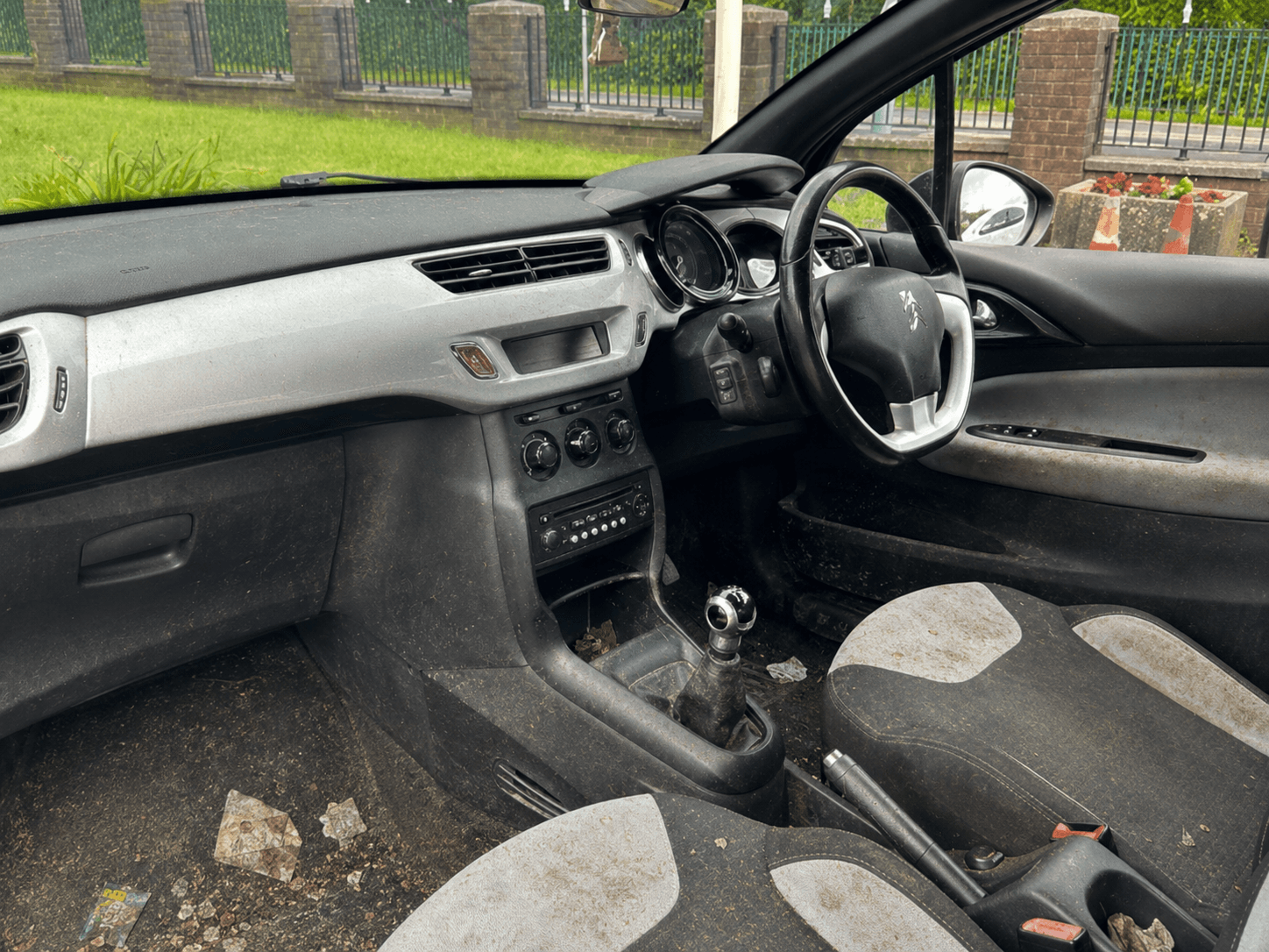 Front cabin before CarPack AI cleanup